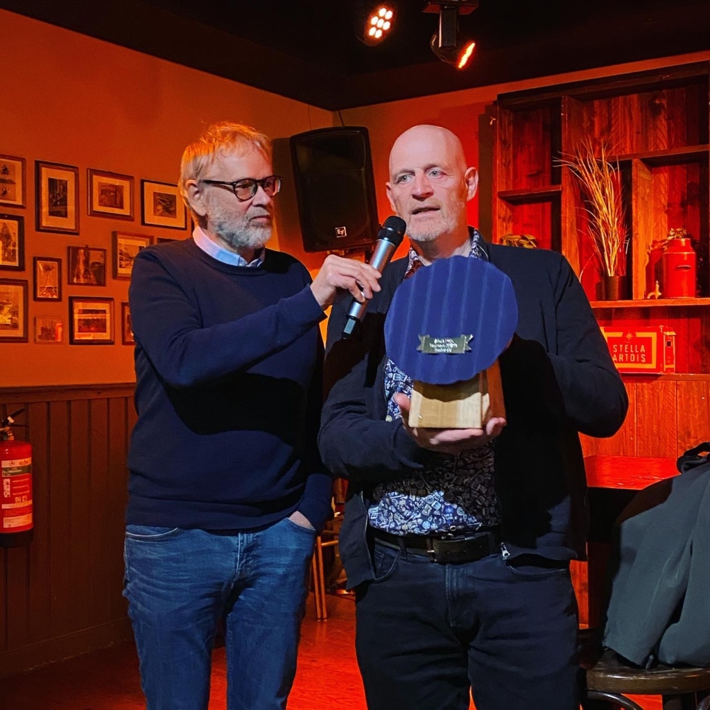Wilbo Kouwenhoven neemt AtoB toneelprijs 2023 in ontvangst namens teater 77